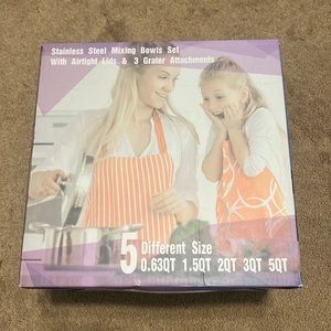 Stainless steel mixing bowl set with airtight lids & 3 grater attachments